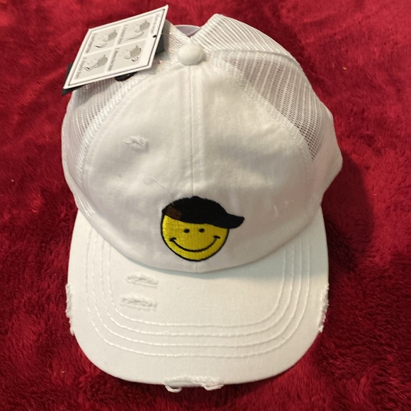 C.C Smile embroidered criss-cross pony cap WHITE - Picture 6 of 6